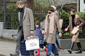 “生化女”一家四口出街 大女儿高挑小女儿可爱图片