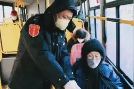 疫情防控下记者体验哈尔滨公交出行图片