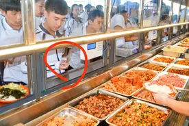 别人家的学校！株洲市一中食堂将15万多盈余退给学生饭卡，校长：多的发给贫困生图片