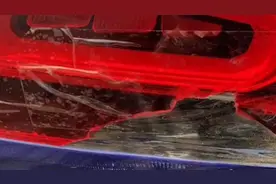 潍坊女子新买的奔驰车开进4S店检修 却被工作人员划了车？图片