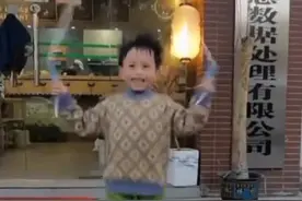 萌娃得意跳绳，跳到绳断还浑然不知，一旁的妈妈笑疯了图片