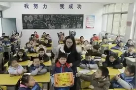 71秒丨湖北8岁小学生捡到3岁幼童交给警察 警察叔叔上门为他发奖状视频封面