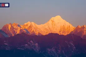 看！贡嘎雪山被晨光唤醒图片
