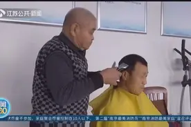 八旬老人免费为陌生人理发，已坚持50年，推子用坏15个视频封面