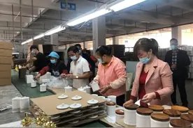 一次性领1500元+双倍工资 东莞桥头这家企业为留莞过年员工发春节大礼包图片