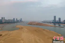 航拍赣江南昌段枯水期画面 大片河床裸露图片