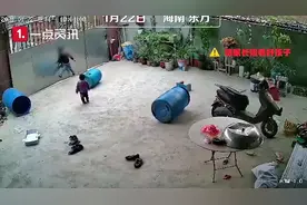 危险！3岁男童被拴门绳勒脖吊挂致昏迷视频封面