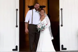 新郎把三层蛋糕砸到新娘脸上。玩笑？暴力？网友吵翻了图片