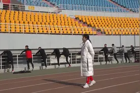 教棍不离手陪学生操场狂奔！这名聊城女教练火了图片