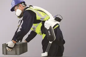 “尝鲜”外骨骼机器人 截瘫小伙走出不一样人生图片