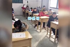 老师实拍一年级考试交卷前5分钟，网友：太真实了视频封面