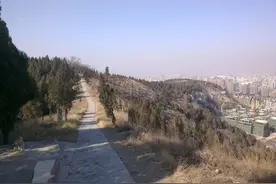 济南市区的郎茂山原名宝石山，山上果真有宝石图片