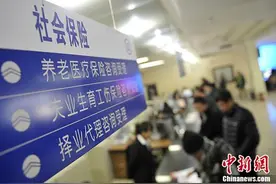 截至2020年底，全国基本养老保险参保人数为9.99亿图片