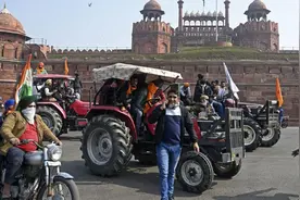 印度共和国日农民抗议不停歇：驾拖拉机排长龙进首都图片