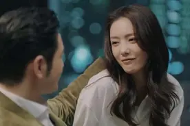 紧急公关：霸道总裁摸着女友的头，紧紧的抱在一起，太甜了！视频封面