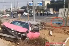 广西女子开奔驰车撞飞摩托车，骑手当场身亡！现场视频曝光图片