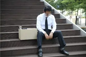 男子回家奔丧后遭辞退上热搜，公司称他想走就走想回就回，最新进展：已拿到赔偿金图片