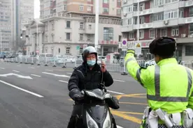 驾非机动车使用电子设备，天津128人受处罚图片