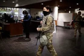 允许染指甲、戴耳环……美国陆军放松女兵军容规定图片