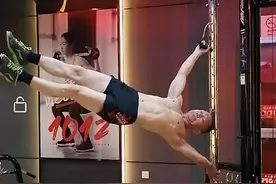 小时云春晚｜你大爷就是你大爷！小时春晚擂台大神出现，边倒立边唱歌！网友：在下输了图片