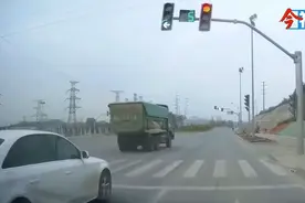 太可怕，泥头车无视红灯直接闯！柳州网友行车记录仪拍下惊心一幕…图片