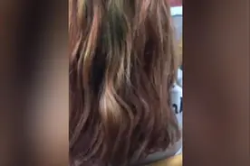 顾客漂发后头发持续脱落断裂，理发店：她隐瞒不适宜情形视频封面