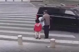 4岁孙女两次阻拦爷爷闯红灯未果，视频记录揪心一幕……图片