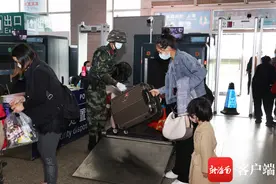 春运首日 武警海南总队官兵守护旅客返乡路图片