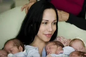 当年，她生下8胞胎后一人养育14个娃，现在这群娃全长这么大了图片