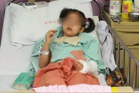 壹现场丨5岁娃欢乐谷玩滑梯摔断手臂 园方该不该担责？图片