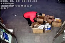 超百万点赞！店家送老人废弃纸箱 老人卖了23元欲归还20图片