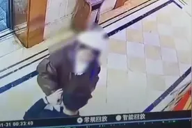 小伙遭女孩强吻举双手自证清白，监控记录荒唐一幕图片