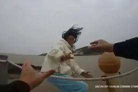 “你们离我远点！”穿着睡裤的姑娘朝着大海猛冲过去！下一秒，所有人都为他叫好图片