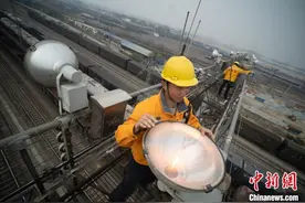 广西铁路职工高空换灯 为春运货运“照夜路”图片