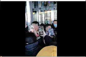 王一博春晚联排被堵拔腿就跑 不满被拍敲车窗抗议图片