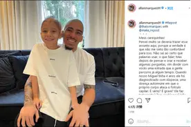 为鼓励患脱发症的儿子，英超硬汉剃光了头发图片