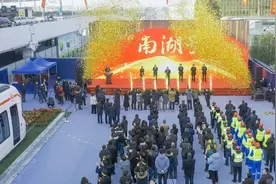 中车长客为嘉兴市打造的新一代储能式有轨电车正式命名“南湖号”图片