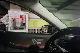 谁来解决？公共停车场自助缴费，拦住了免费停车的残疾人图片