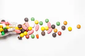 为什么“肚子痛”用 ache，“嗓子痛”却用 sore？两种痛有何不同？图片