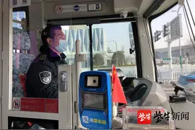 让乘客不再坐“冷板凳”，公交车驾驶员自费配置了坐垫图片