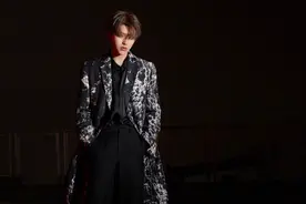 蔡徐坤婚纱舞台再唱《情人》造型别致眼神凌厉图片