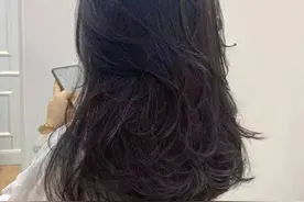 女子花2640元烫“自然大卷”1小时后变直发？理发店：可免费重烫图片