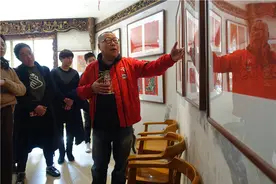 刚到了贴年画的时间，重庆知名年画收藏家李炼却离我们而去……图片