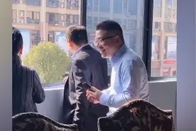 38岁女子第一次带男朋友回家，全家趴窗户偷看，八卦模样逗坏网友图片