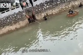 网传湖北一河渠中漂浮大量现金，市民划船打捞？警方已介入调查图片