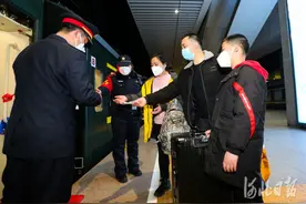 河北石家庄火车站重新开启进站通道图片