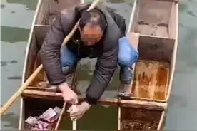 湖北一河道出现大量现金引多人打捞 当地警方：为一居民精神病发作后丢弃图片