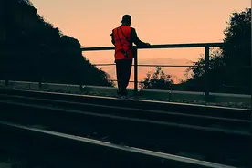 寂寞到很少见到火车 一个小站站长的坚守视频封面