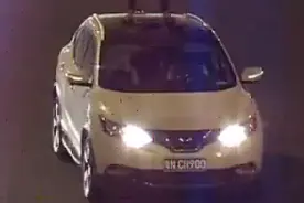 视频 | 男子心情不好，快速路上爬车顶抽烟跳舞拍照...视频封面