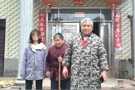 Qing听丨好友夫妇意外身亡，男子收养兔唇遗孤照料15年图片